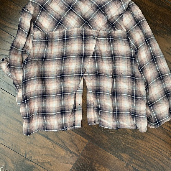 Design Lab Flannel w/ open back! - Picture 4 of 4